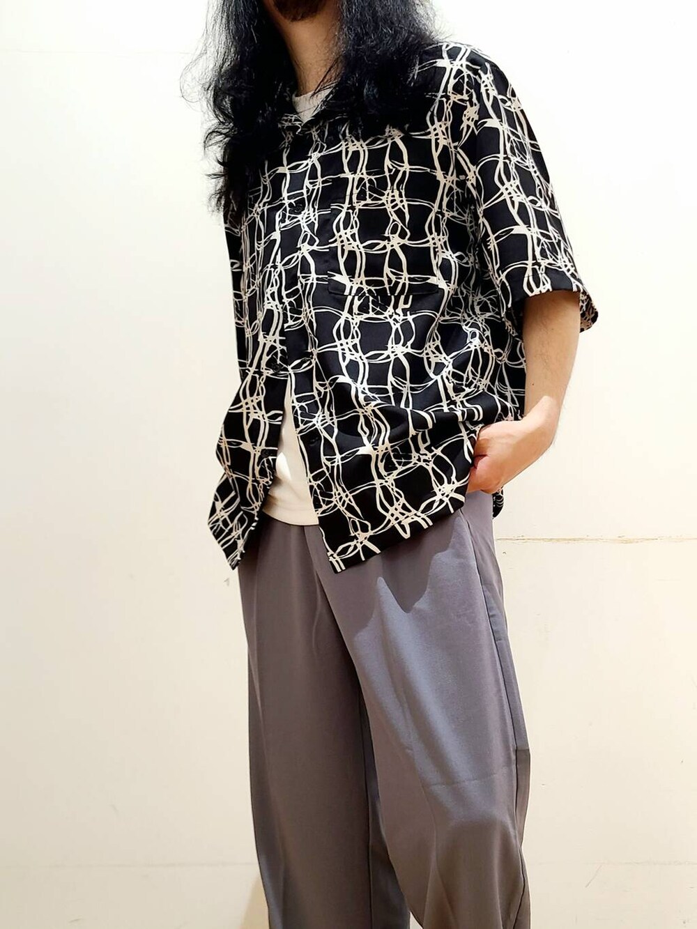 ホワイト系のTシャツ/カットソー、ブラック系のシャツ/ブラウスを着用したメンズの春コーディネートの6枚目の写真