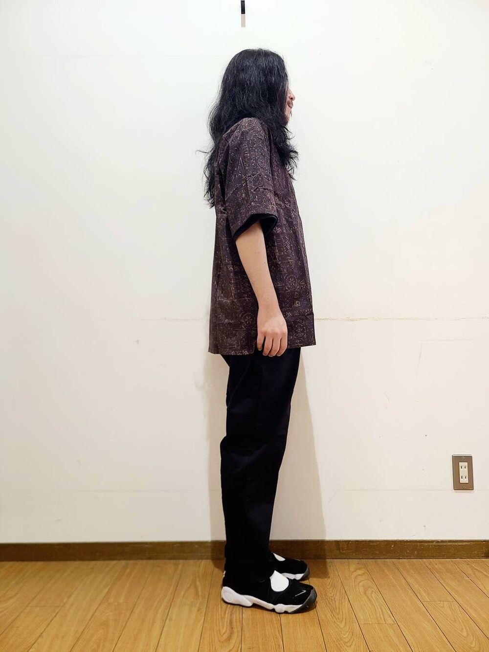 ブラック系のその他パンツ、ブラック系のTシャツ/カットソー、ブラウン系のシャツ/ブラウスを着用したメンズの夏コーディネートの2枚目の写真