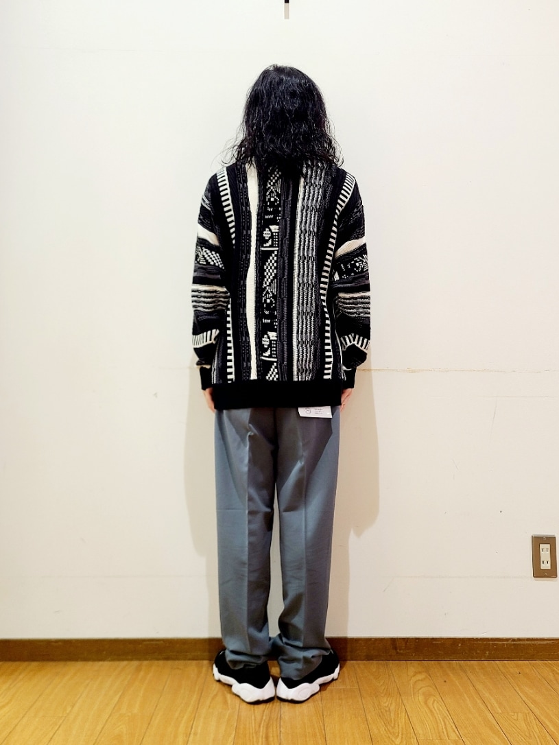 ブラック系のニット/セーター、グリーン系のその他パンツを着用したメンズの秋コーディネートの4枚目の写真