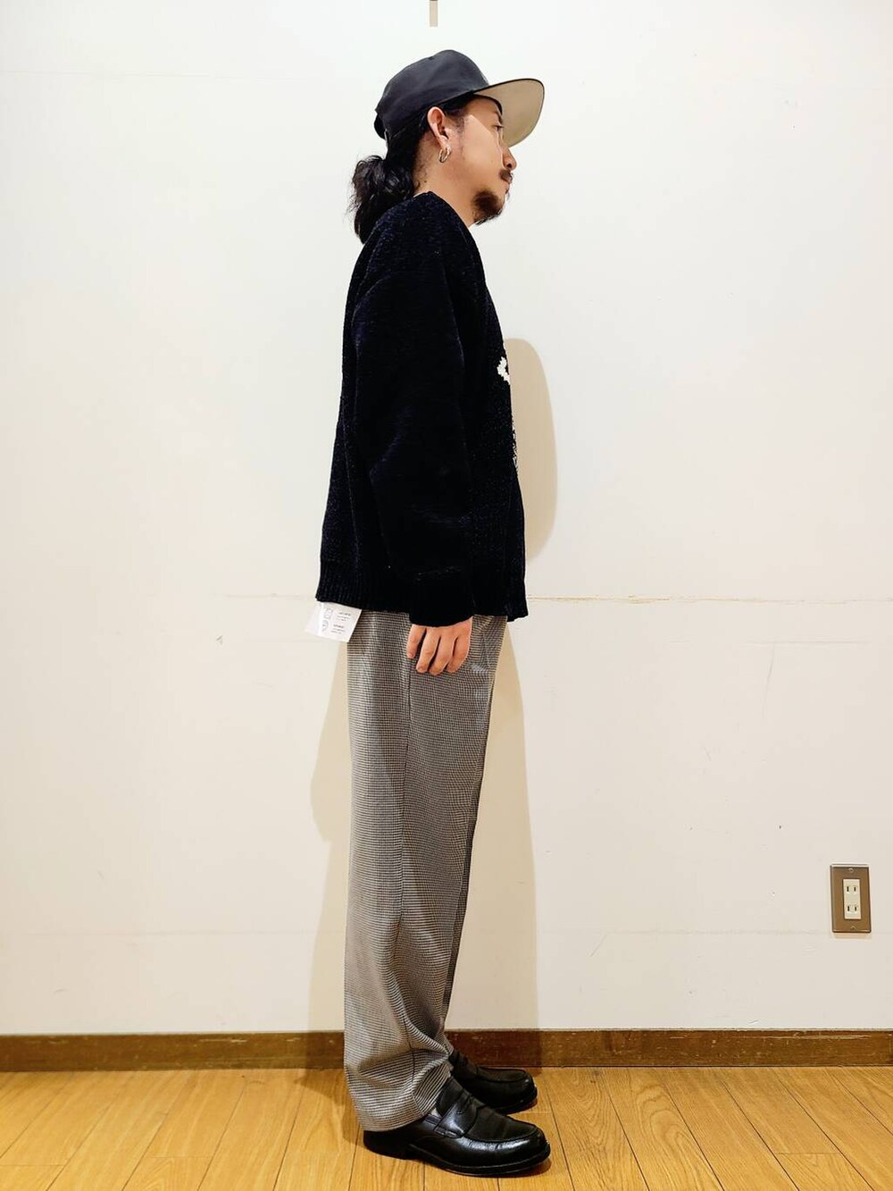 その他のその他パンツ、ブラック系のニット/セーターを着用したメンズの秋コーディネートの2枚目の写真