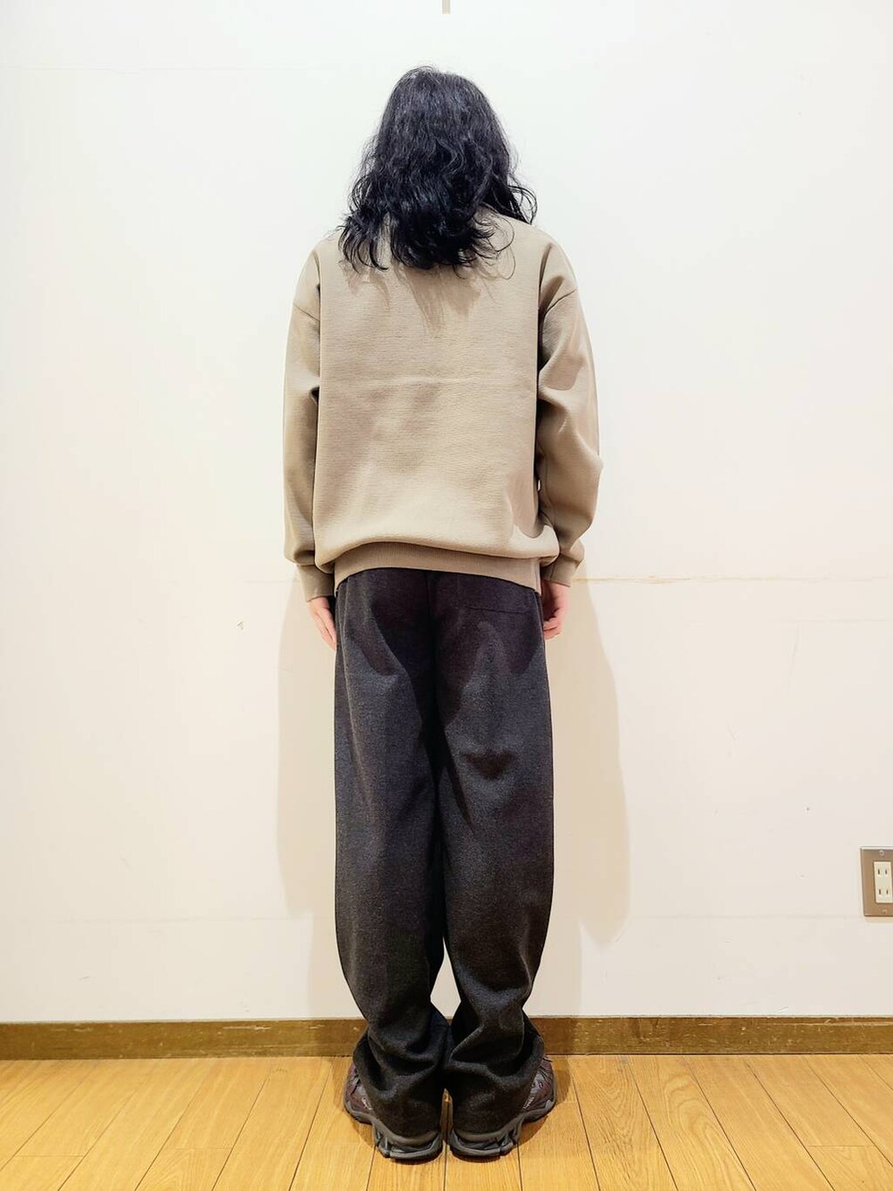 ブラック系のその他パンツ、ベージュ系のニット/セーターを着用したメンズの秋コーディネートの3枚目の写真