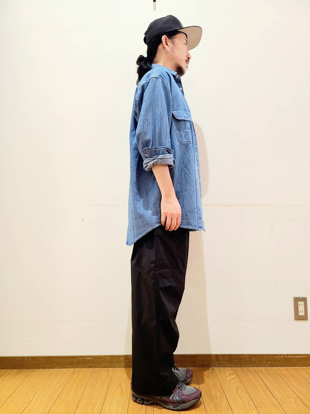ブラック系のその他パンツ、グリーン系のTシャツ/カットソー、ブルー系のシャツ/ブラウスを着用したメンズの秋コーディネートの2枚目の写真