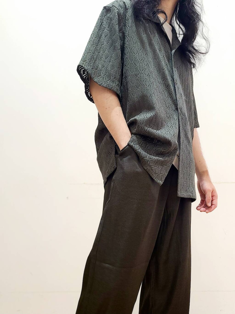 ホワイト系のシャツ/ブラウス、ブラック系のその他パンツ、グリーン系のシャツ/ブラウスを着用したメンズの夏コーディネートの7枚目の写真