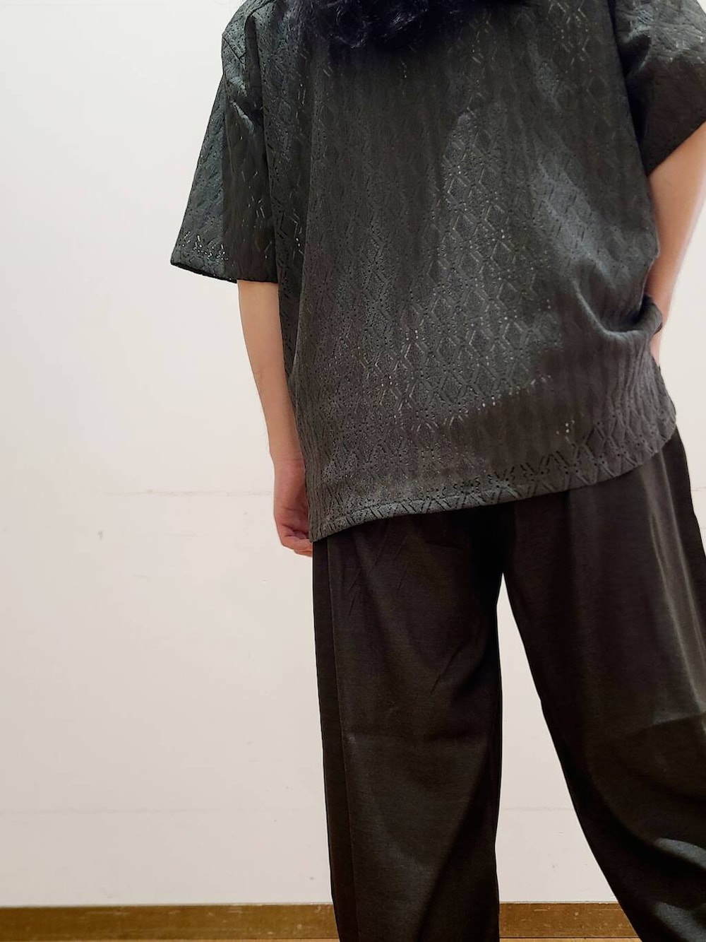 ホワイト系のシャツ/ブラウス、ブラック系のその他パンツ、グリーン系のシャツ/ブラウスを着用したメンズの夏コーディネートの9枚目の写真