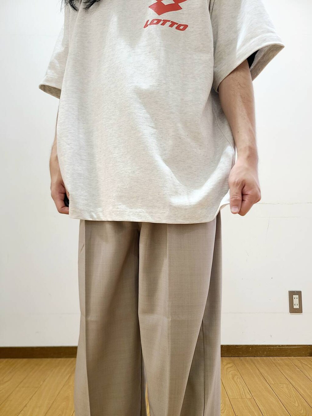 グレー系のTシャツ/カットソー、グレー系のその他パンツを着用したメンズの夏コーディネートの8枚目の写真