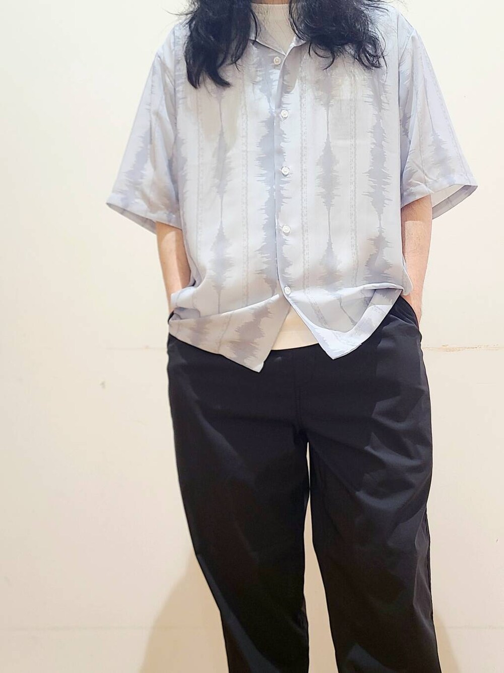 ホワイト系のTシャツ/カットソー、グレー系のシャツ/ブラウスを着用したメンズの春コーディネートの7枚目の写真