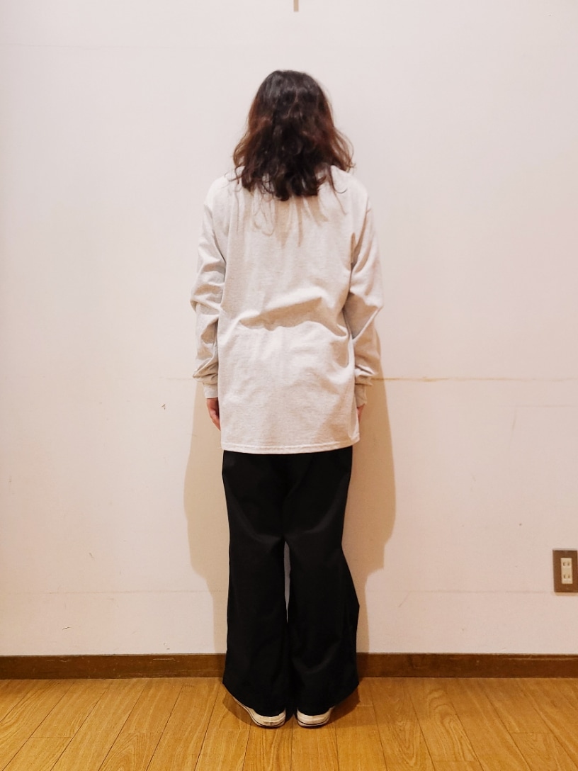 グレー系のTシャツ/カットソー、ブラック系のカーゴパンツを着用したメンズの春コーディネートの3枚目の写真