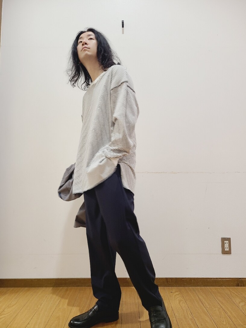 ホワイト系のTシャツ/カットソー、グレー系のシャツ/ブラウス、ブルー系のその他パンツを着用したメンズの秋コーディネートの10枚目の写真