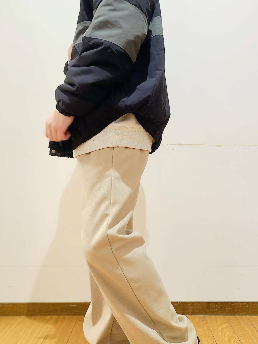 ベージュ系のその他パンツ、ブラック系のナイロンジャケット、ベージュ系のスウェットを着用したメンズの冬コーディネートの5枚目の写真