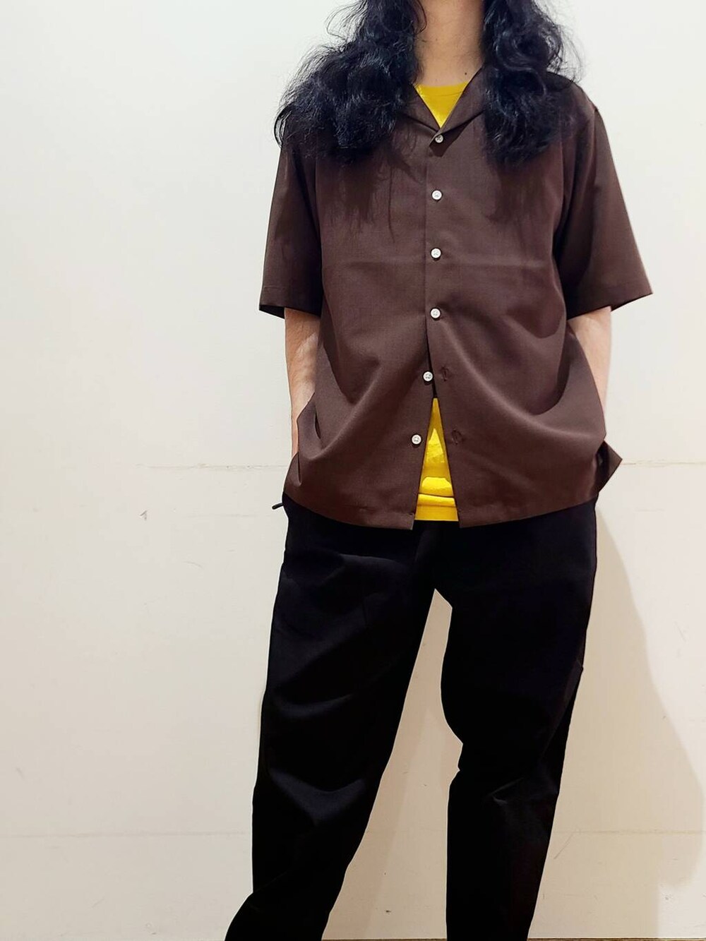 ブラック系のその他パンツ、ブラウン系のシャツ/ブラウスを着用したメンズの夏コーディネートの5枚目の写真