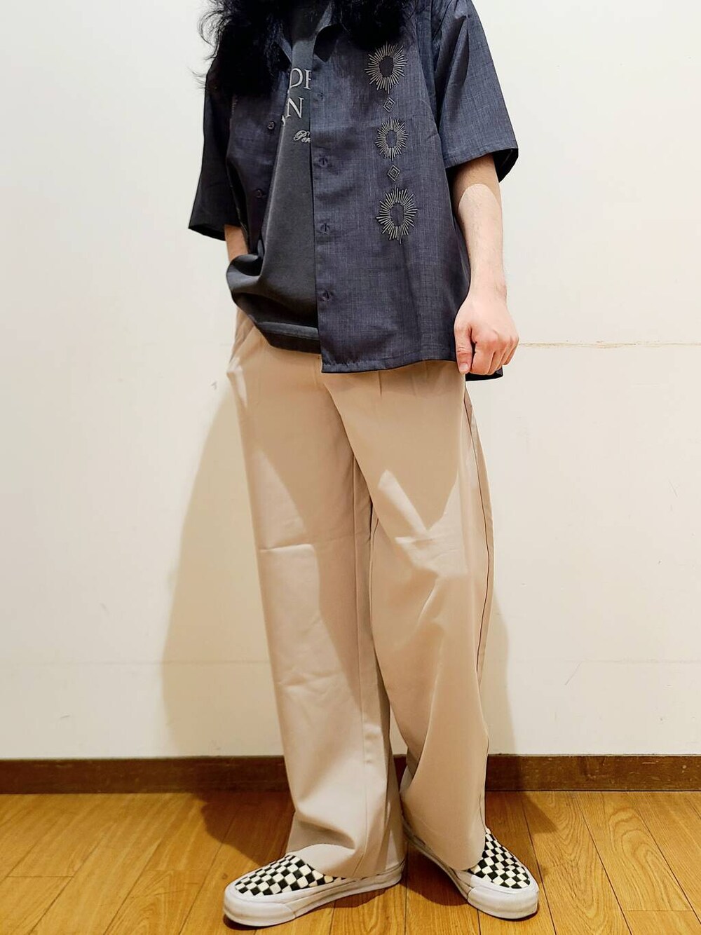 ベージュ系のその他パンツ、その他のTシャツ/カットソー、グレー系のシャツ/ブラウスを着用したメンズの春コーディネートの5枚目の写真