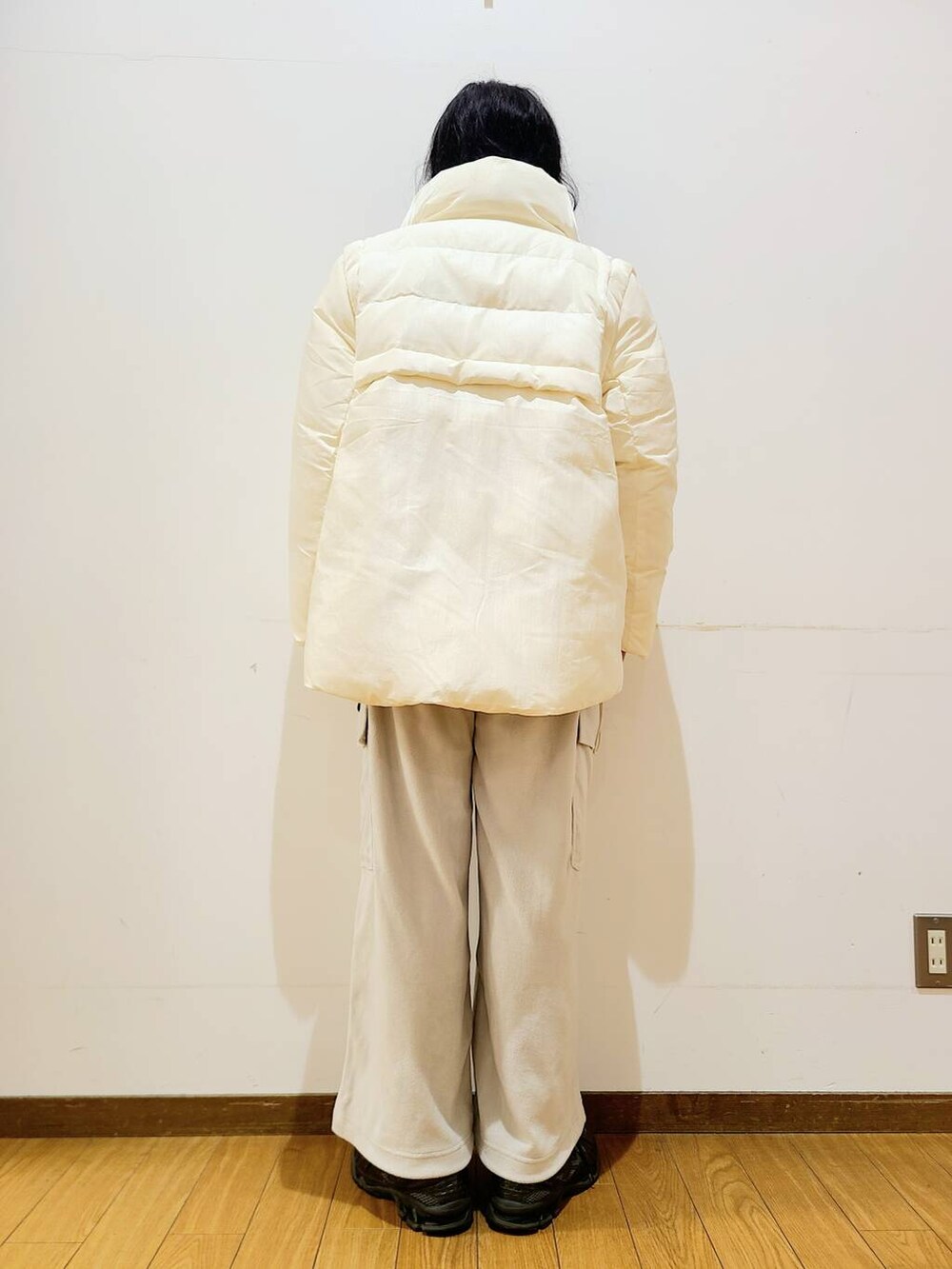 ホワイト系のダウンジャケット/コート、ホワイト系のニット/セーター、グレー系のその他パンツを着用したメンズの冬コーディネートの3枚目の写真