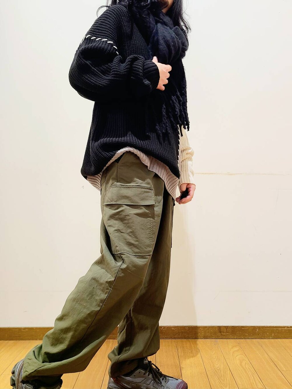 グリーン系のその他パンツ、ブラック系のニット/セーター、ブラック系のストール/ショールを着用したメンズの冬コーディネートの4枚目の写真