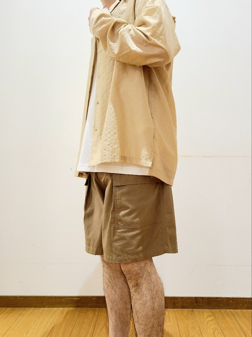 グリーン系のその他パンツを着用したメンズの夏コーディネートの4枚目の写真