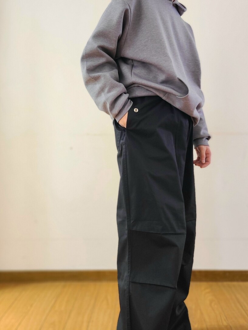 グレー系のパーカー、ブラック系のカーゴパンツを着用したメンズの春コーディネートの6枚目の写真