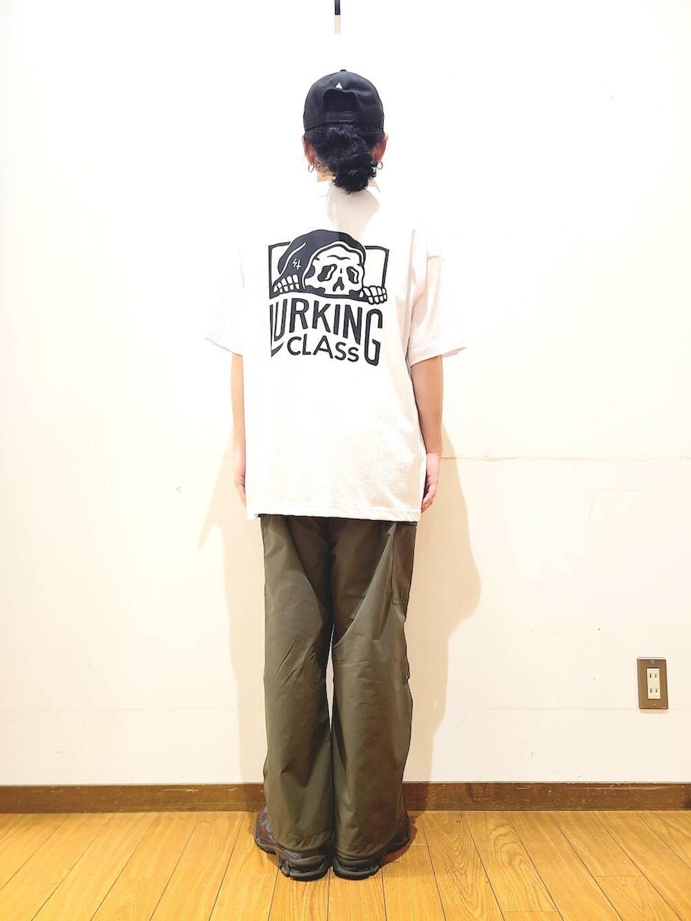 グリーン系のその他パンツ、ホワイト系のTシャツ/カットソー、ブラウン系のメガネを着用したメンズの夏コーディネートの3枚目の写真