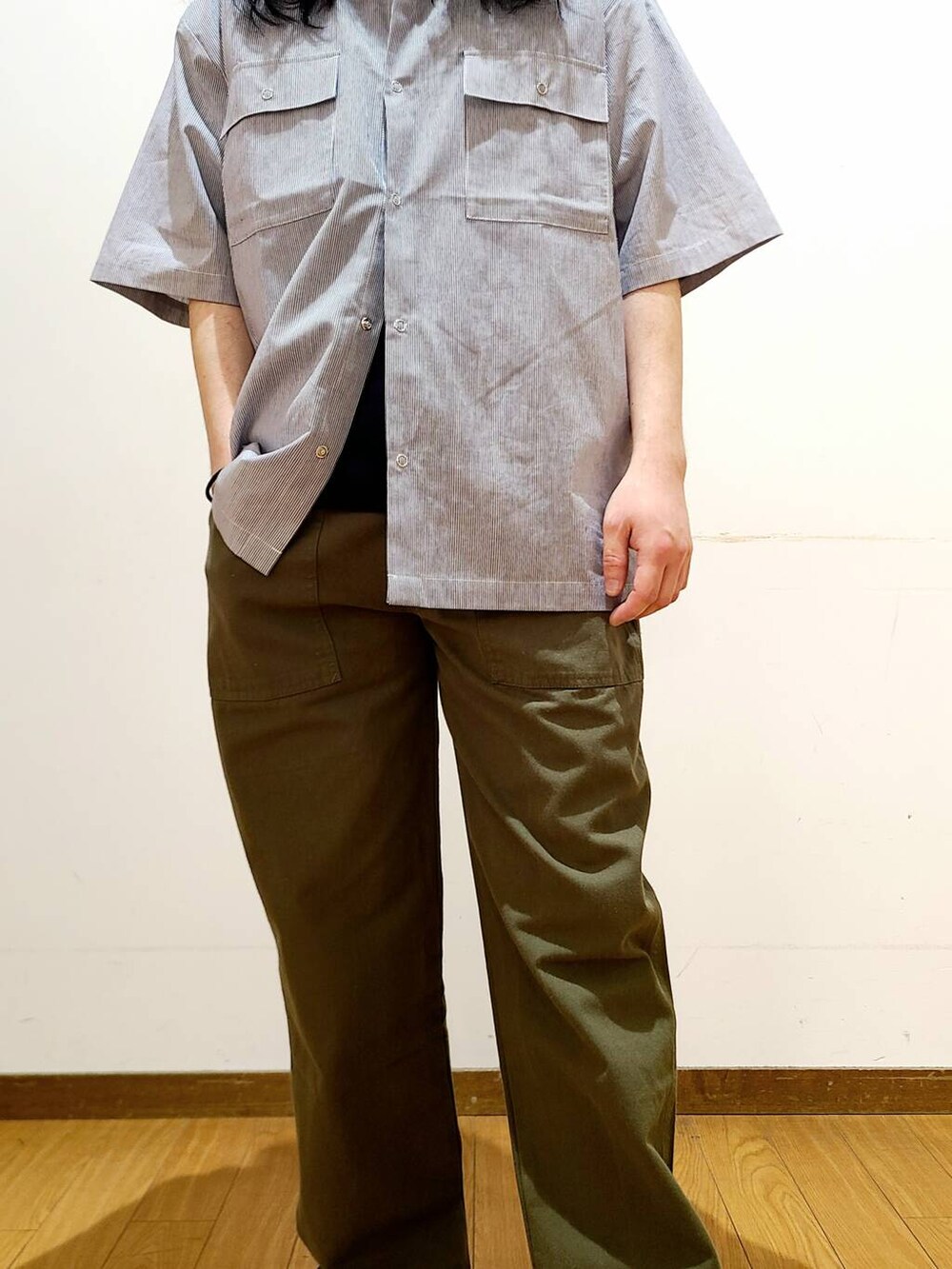 グリーン系のその他パンツ、ブラック系のTシャツ/カットソーを着用したメンズの春コーディネートの9枚目の写真