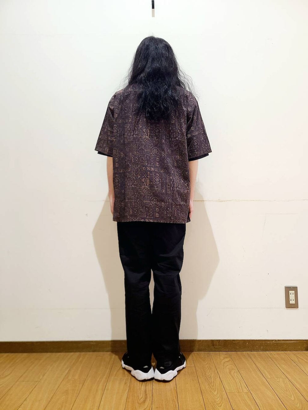 ブラック系のその他パンツ、ブラック系のTシャツ/カットソー、ブラウン系のシャツ/ブラウスを着用したメンズの夏コーディネートの3枚目の写真