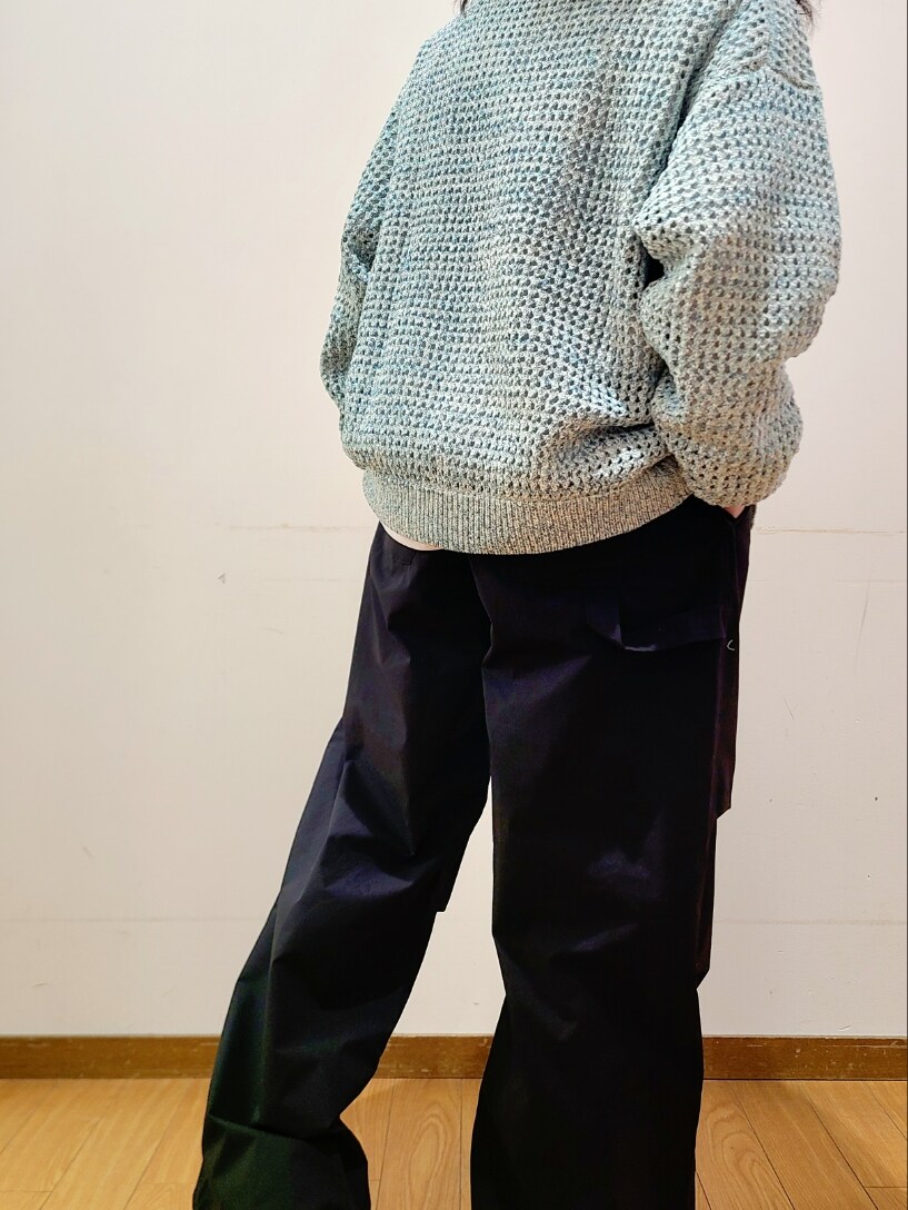 ホワイト系のTシャツ/カットソー、ブラック系のその他パンツを着用したメンズの冬コーディネートの8枚目の写真