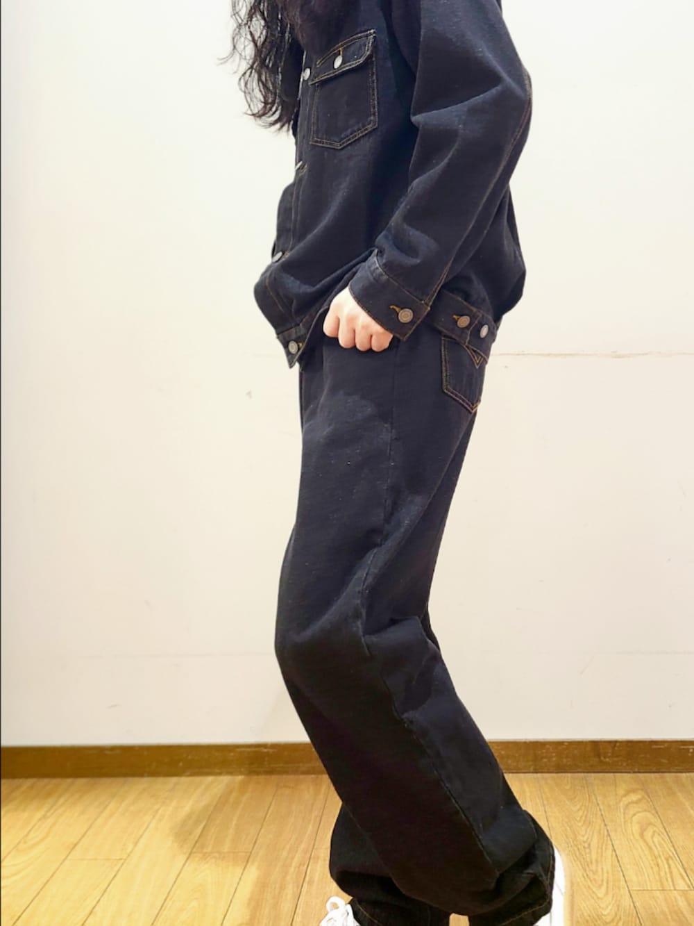 ブラック系のデニムパンツ、ブラック系のデニムジャケットを着用したメンズの冬コーディネートの6枚目の写真