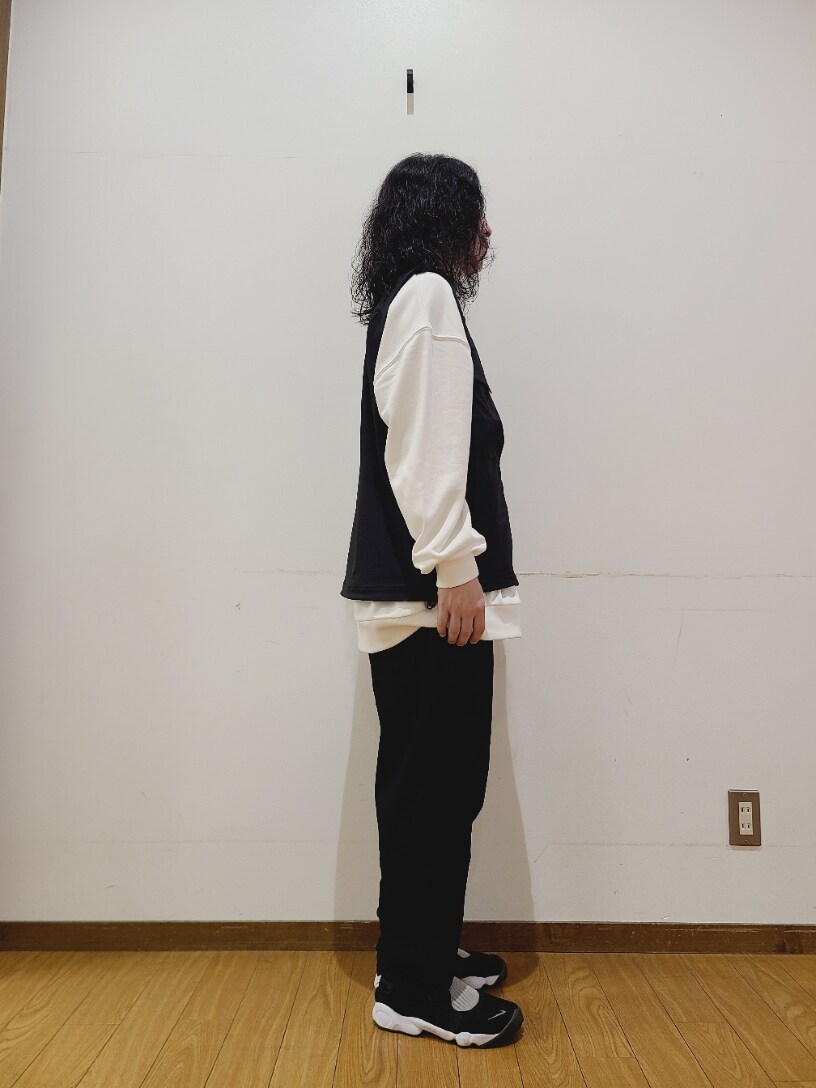 ホワイト系のスウェット、ブラック系のその他パンツを着用したメンズの秋コーディネートの3枚目の写真