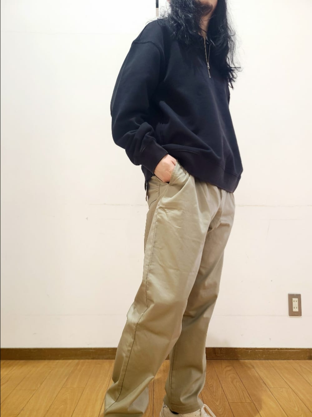 ブラック系のスウェット、ベージュ系のその他パンツを着用したメンズの春コーディネートの6枚目の写真