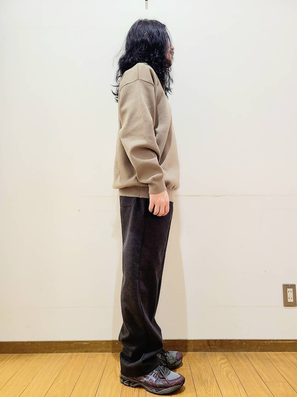 ブラック系のその他パンツ、ベージュ系のニット/セーターを着用したメンズの秋コーディネートの2枚目の写真