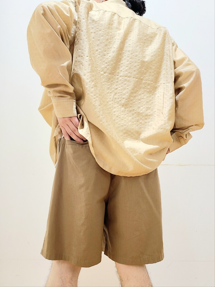 グリーン系のその他パンツを着用したメンズの夏コーディネートの8枚目の写真