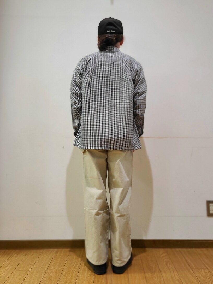 ホワイト系のTシャツ/カットソー、ベージュ系のその他パンツを着用したメンズの冬コーディネートの3枚目の写真