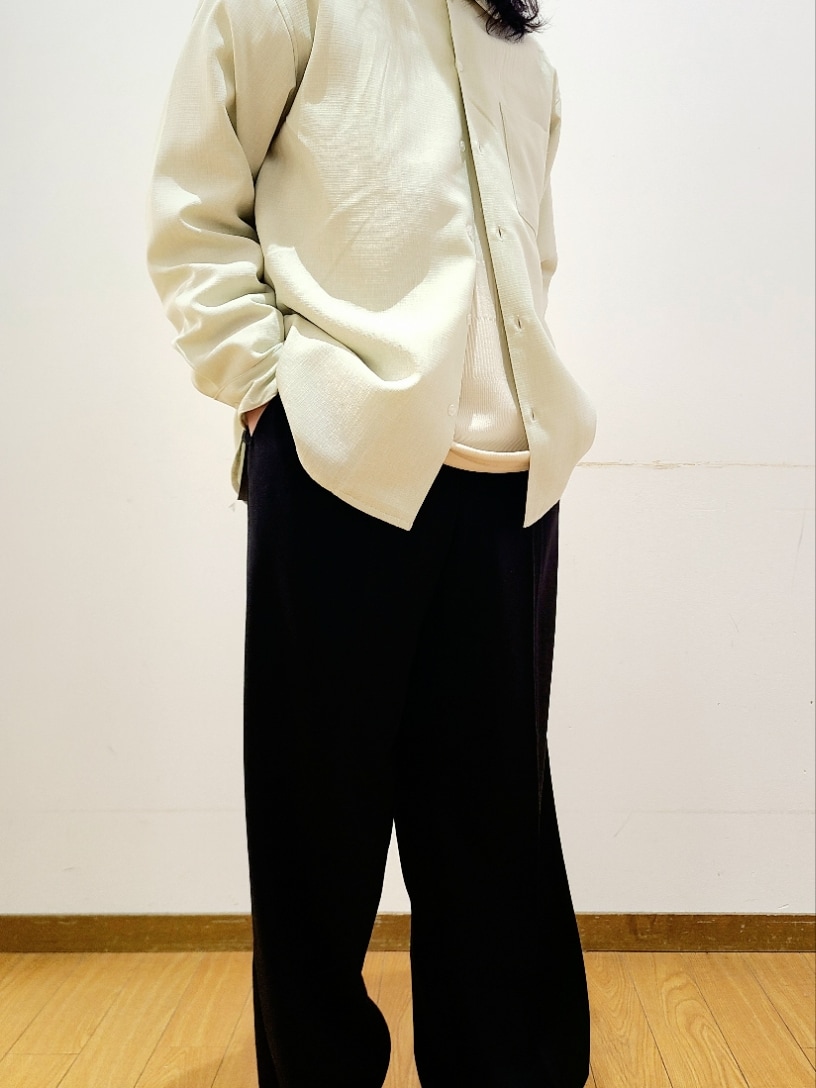 グリーン系のシャツ/ブラウス、ホワイト系のTシャツ/カットソー、ブラック系のその他パンツを着用したメンズの春コーディネートの5枚目の写真