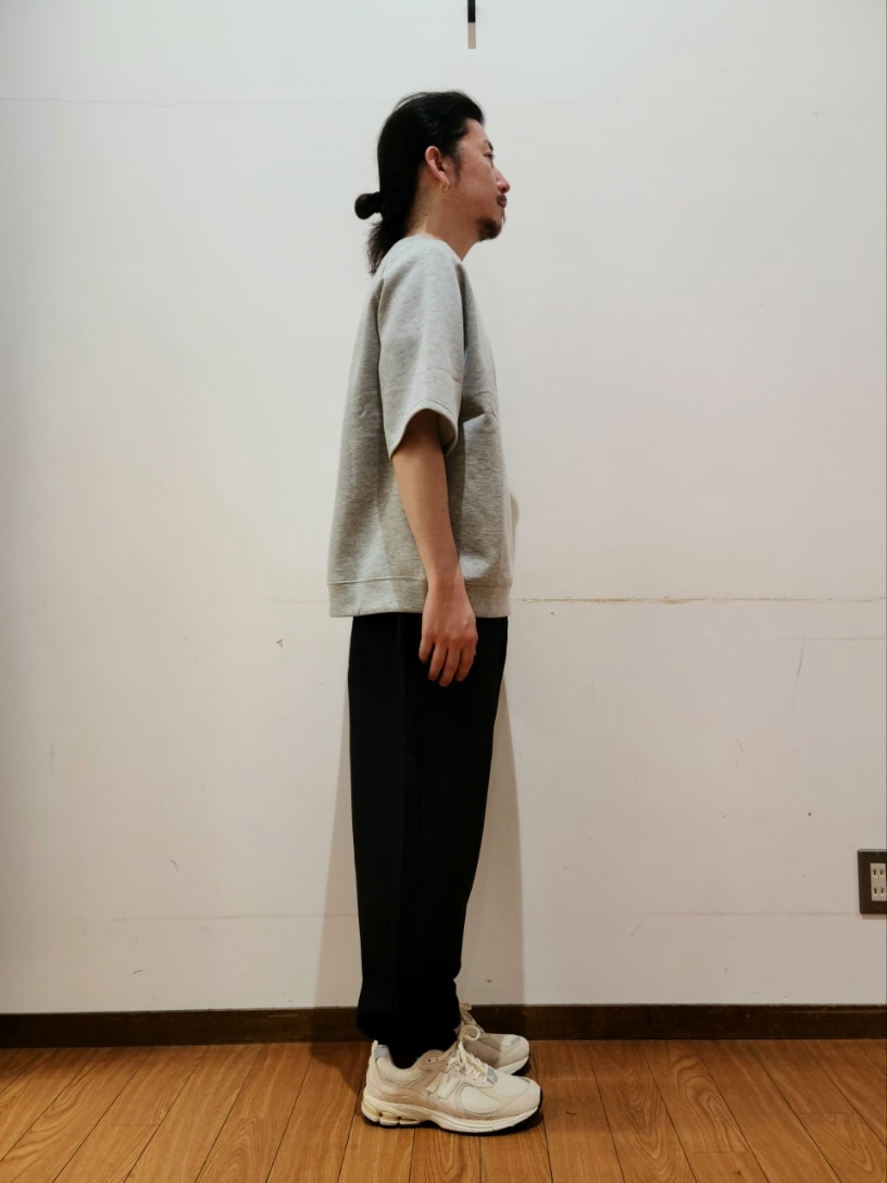 グレー系のスウェット、ブラック系のその他パンツを着用したメンズの春コーディネートの2枚目の写真