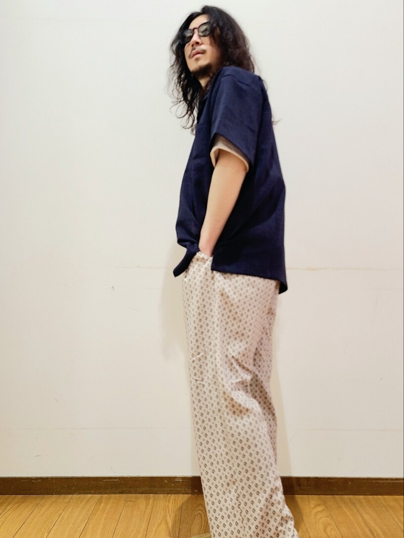 ブルー系のシャツ/ブラウス、ホワイト系のTシャツ/カットソー、ベージュ系のスラックスを着用したメンズの夏コーディネートの5枚目の写真