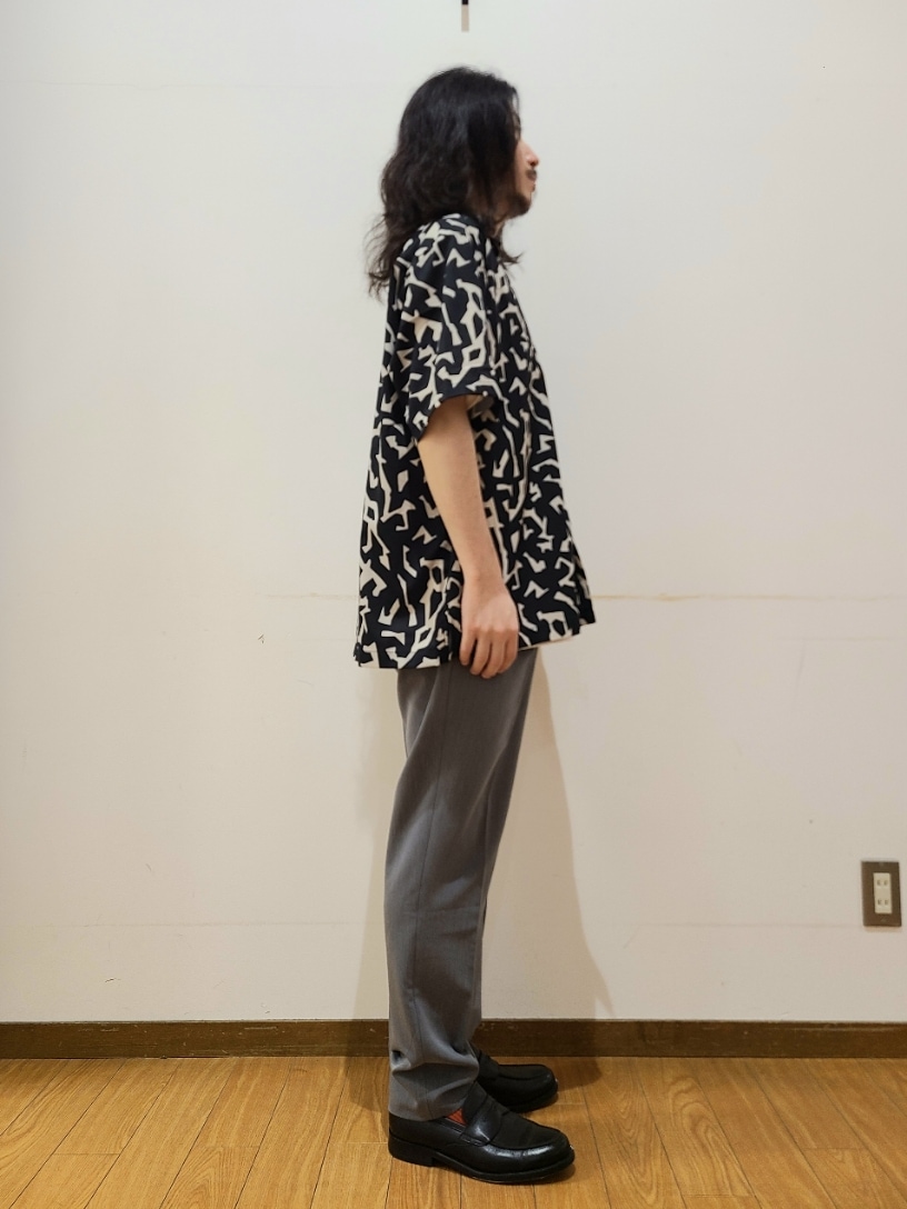 ブラック系のシャツ/ブラウス、ホワイト系のTシャツ/カットソー、グレー系のその他パンツを着用したメンズの春コーディネートの2枚目の写真