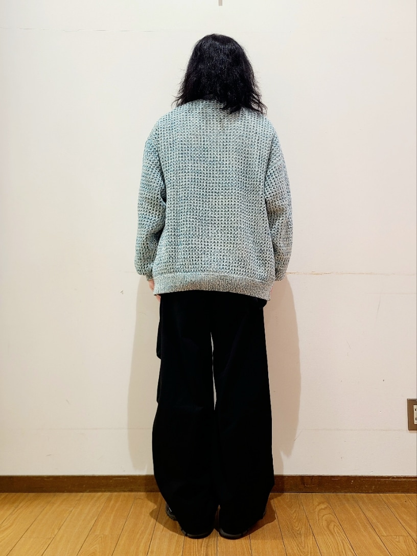 ホワイト系のTシャツ/カットソー、ブラック系のその他パンツを着用したメンズの冬コーディネートの3枚目の写真