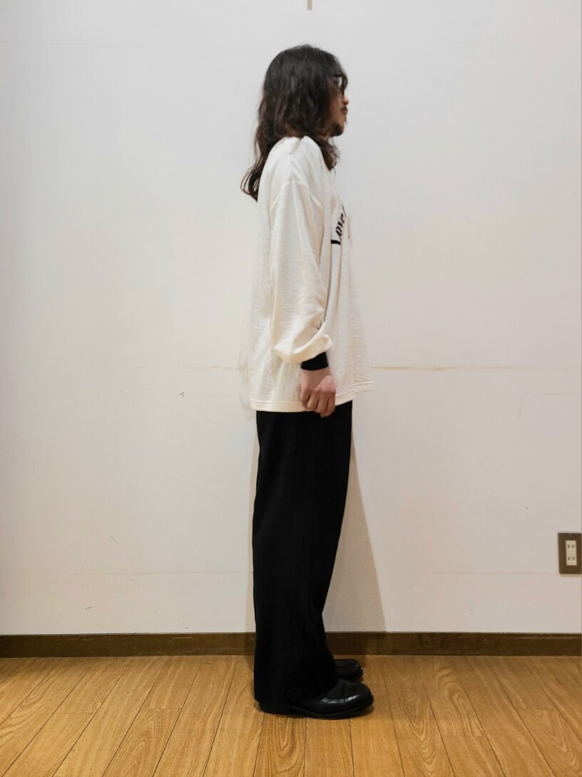 ホワイト系のTシャツ/カットソー、ブラック系のその他パンツ、グレー系のメガネを着用したメンズの春コーディネートの2枚目の写真