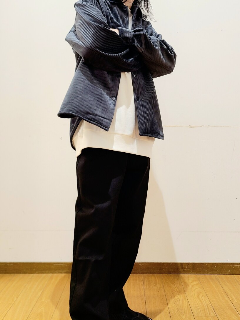 ホワイト系のスウェット、ブラック系のその他パンツ、グリーン系のシャツ/ブラウスを着用したメンズの秋コーディネートの8枚目の写真