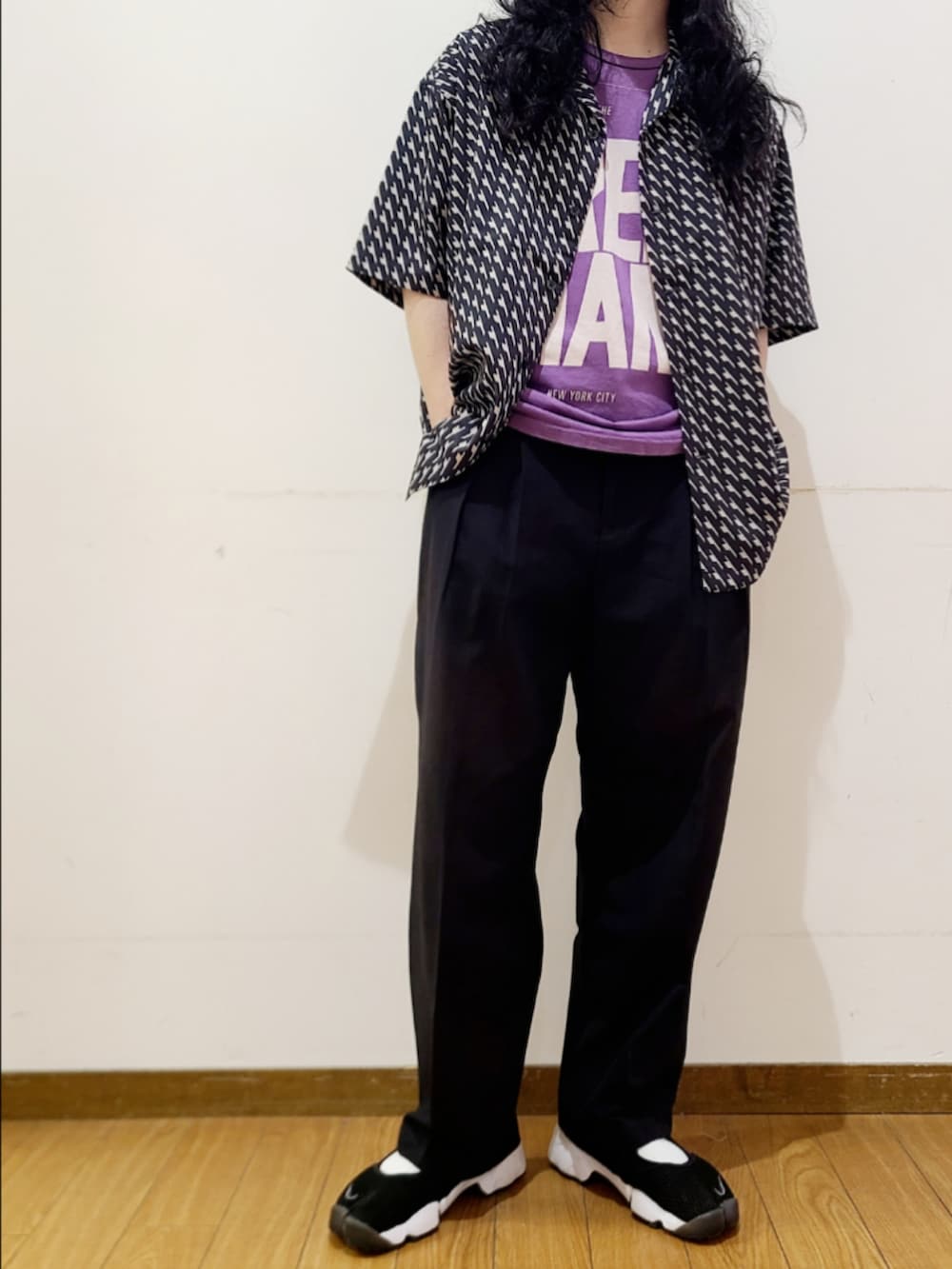 ブルー系のシャツ/ブラウス、ブラック系のスニーカーを着用したメンズの秋コーディネートの4枚目の写真