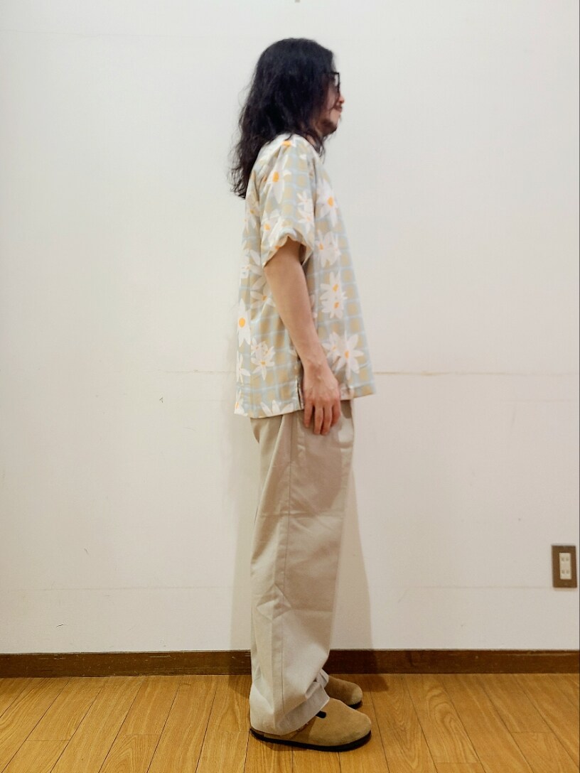 ホワイト系のTシャツ/カットソー、ベージュ系のシャツ/ブラウス、ベージュ系のその他パンツを着用したメンズの夏コーディネートの2枚目の写真