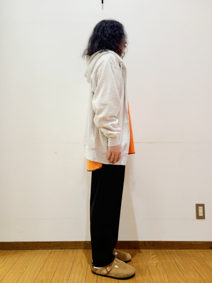 ベージュ系のサンダル、グレー系のパーカー、オレンジ系のTシャツ/カットソーを着用したメンズの秋コーディネートの2枚目の写真