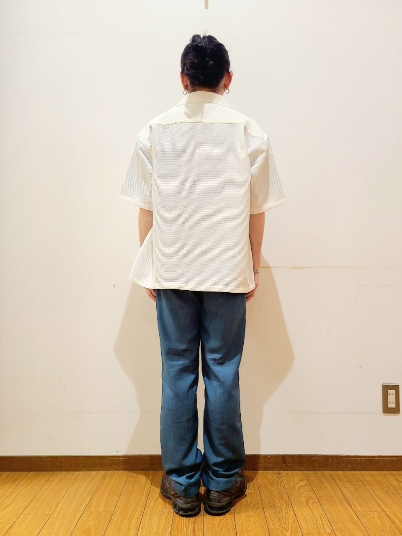 ホワイト系のシャツ/ブラウス、ブルー系のその他パンツを着用したメンズの夏コーディネートの3枚目の写真