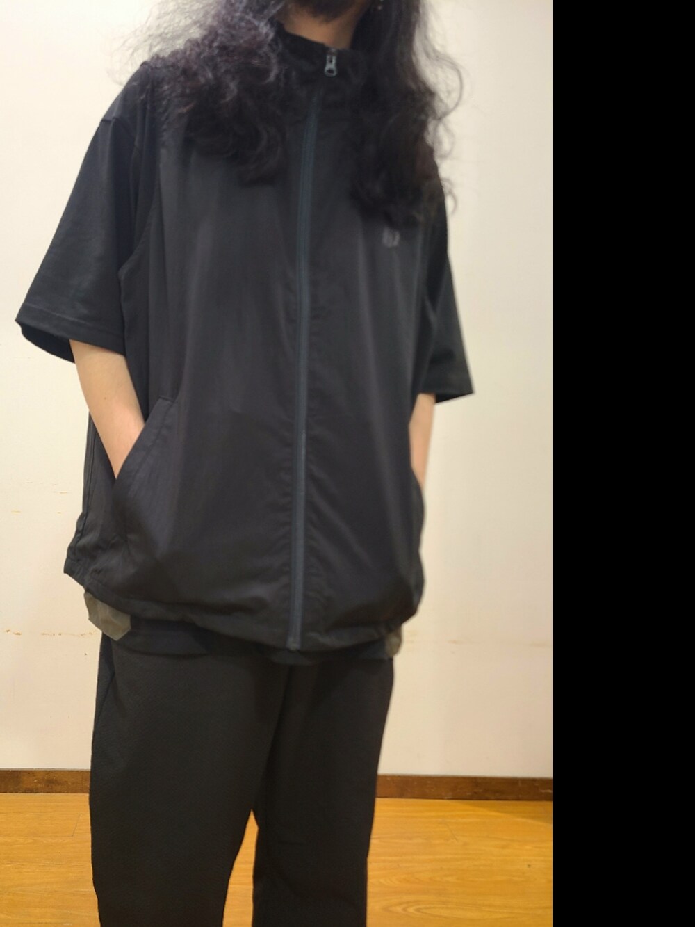 ブラック系のTシャツ/カットソー、ブラック系のその他パンツを着用したメンズの夏コーディネートの4枚目の写真