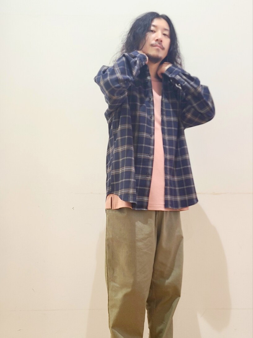 ピンク系のTシャツ/カットソー、グリーン系のその他パンツ、ベージュ系のサンダルを着用したメンズの夏コーディネートの4枚目の写真