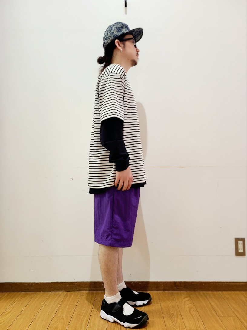 「アイテムズアーバンリサーチ、ITEMS URBANRESEARCH、低身長、低身長コーデ、URBAN RESEARCH、ハーフパンツ、アウトドアスタイル、サングラス、カラーパンツ、エアリフト、オーバーサイズ、ショーツ、HUF、アクティブ、キャンプ」|「SENSE OF PLACE by URBAN RESEARCHのボーダーポンチTシャツ(5分袖)(Tシャツ/カットソー、その他)」を使った、アライタカノリさん(メンズ・164cm)の夏コーディネートの2枚目の写真