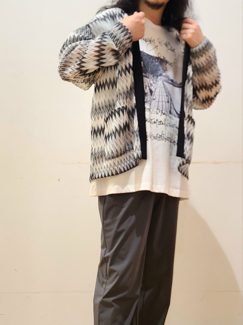 ホワイト系のTシャツ/カットソー、ホワイト系のニット/セーター、グレー系のその他パンツを着用したメンズの夏コーディネートの4枚目の写真