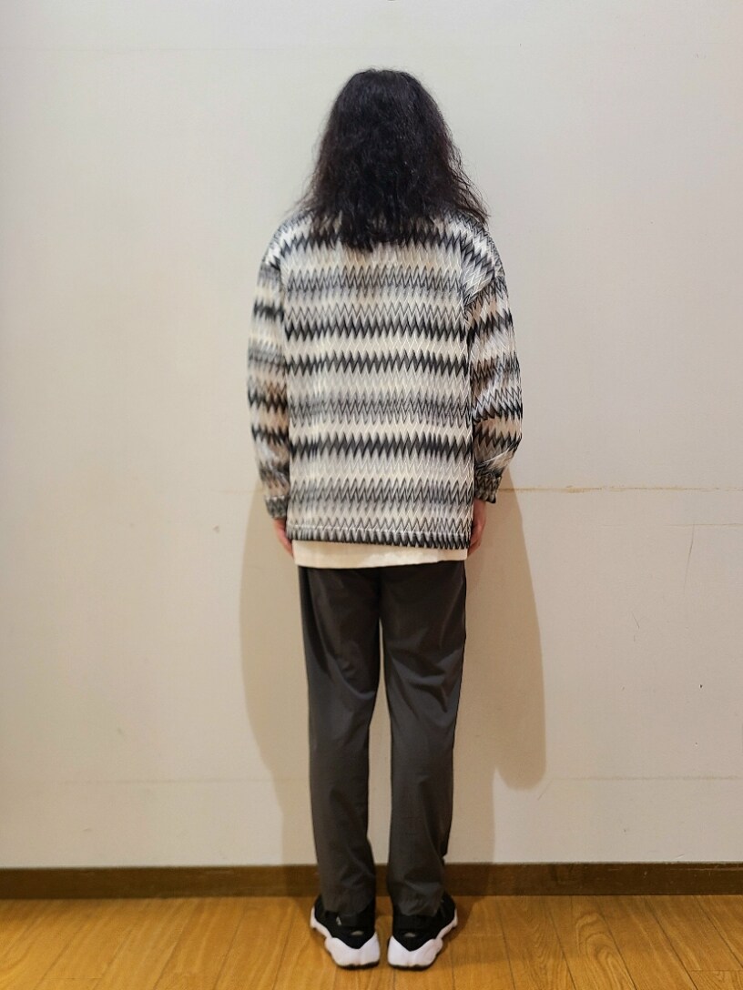 ホワイト系のTシャツ/カットソー、ホワイト系のニット/セーター、グレー系のその他パンツを着用したメンズの夏コーディネートの3枚目の写真