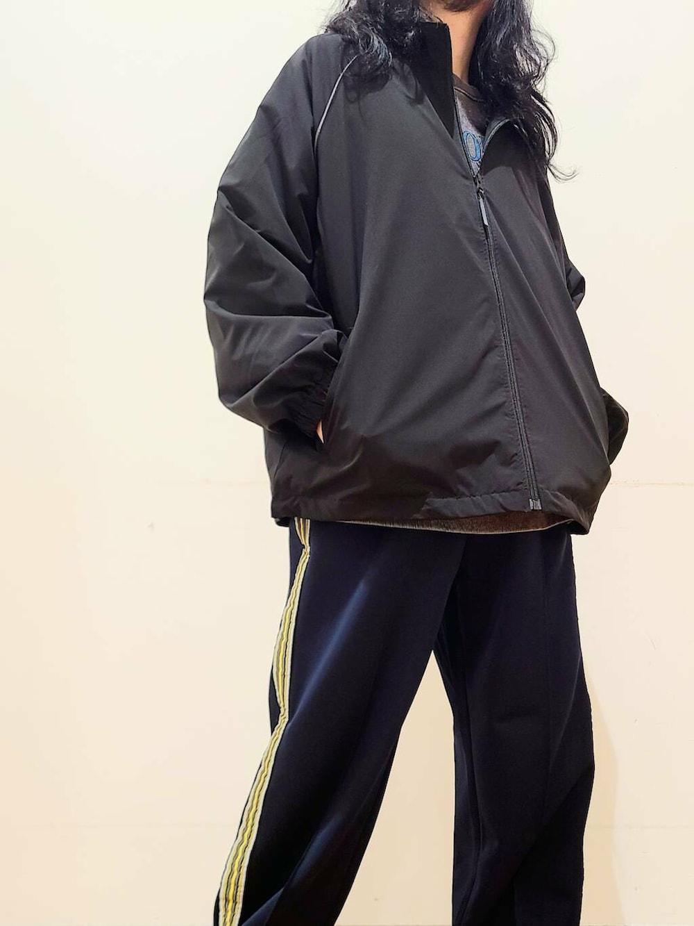 ブルー系のその他パンツ、ブラック系のブルゾン、その他のスウェットを着用したメンズの冬コーディネートの8枚目の写真