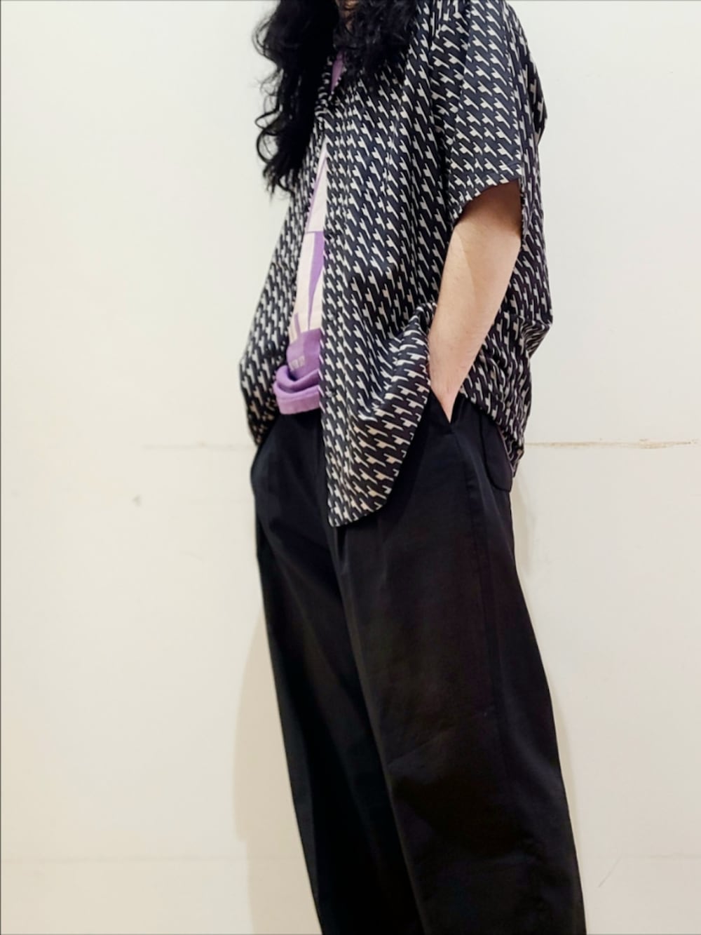 ブルー系のシャツ/ブラウス、ブラック系のスニーカーを着用したメンズの秋コーディネートの5枚目の写真