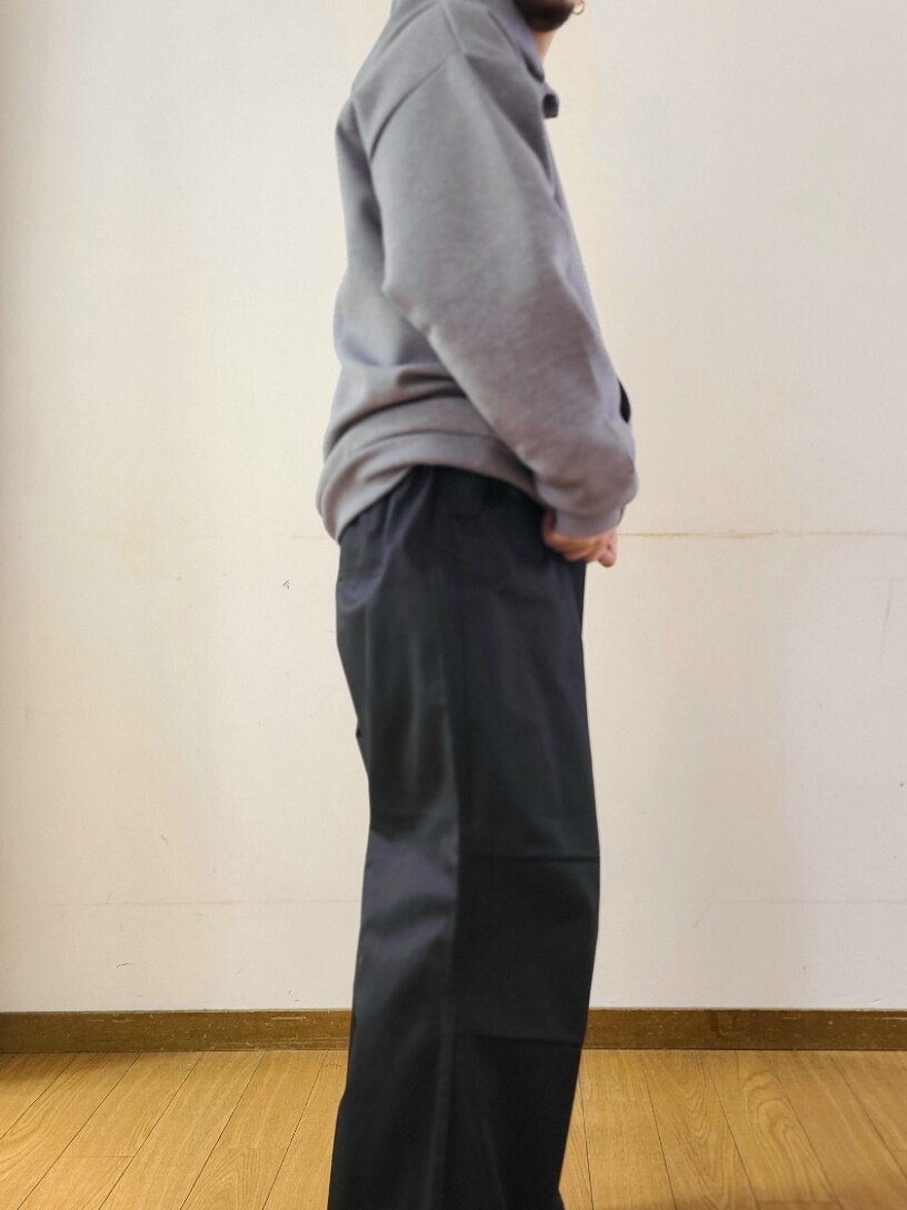 グレー系のパーカー、ブラック系のカーゴパンツを着用したメンズの春コーディネートの7枚目の写真