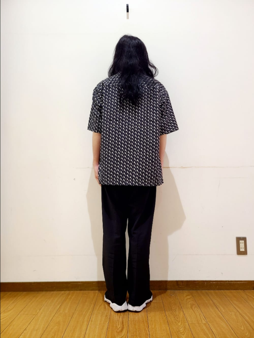 ブルー系のシャツ/ブラウス、ブラック系のスニーカーを着用したメンズの秋コーディネートの3枚目の写真