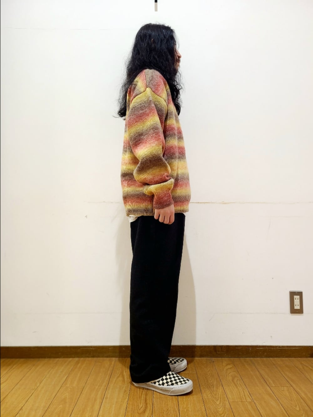 ブラック系のスニーカー、レッド系のニット/セーター、ブラック系のその他パンツを着用したメンズの秋コーディネートの3枚目の写真
